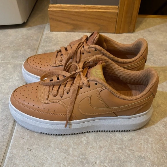 Nike. Court Vision Low. Size 8. Gently Worn! - Picture 1 of 4